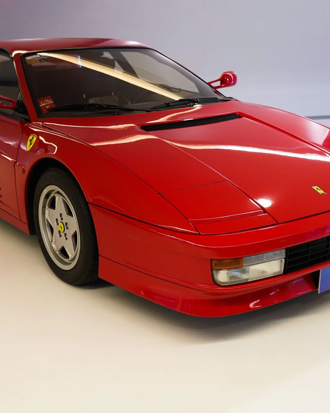 Coche deportivo rojo con la carrocería brillante (imagen de muestra)
